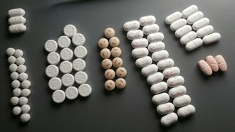 "São apenas esses e mais um para controlar o açúcar. Ah, tomo também um antiácido após as refeições e unzinho para gordura no fígado. Gasto um bom dinheiro na farmácia, mas vale a pena. Minha saúde está em dia! Lembrei que tomo também um pequenininho para a pressão: fica sempre em 12 por 8. Uma maravilha. Estou ótimo!"