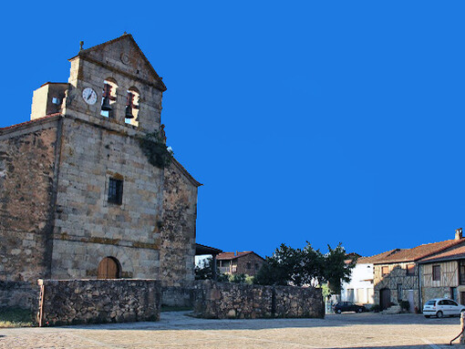 El centro del pueblo y su Iglesia parroquial, Villanueva del Conde, Salamanca, España