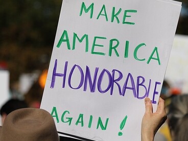 I manifestanti di "No Kings" espongono cartelli a Concord, Massachusetts, 18 ottobre 2025. Foto di Victor Grigas