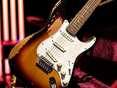 Guitarra desgastada. Desde o seu início, o rock'n' roll tem sido um terreno fértil para inovação musical. A melodia neste gênero muitas vezes desafia as convenções, incorporando novos sons, técnicas de gravação e instrumentos. Isso é evidente no trabalho de artistas como Jimi Hendrix, cuja habilidade em manipular a guitarra elétrica ampliou os limites do que era musicalmente possível