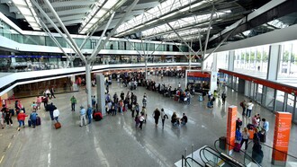 Mercoledì 10 settembre 2025, l’aeroporto internazionale di Varsavia è stato chiuso a causa dell’ingresso di droni russi nello spazio aereo polacco, provocando ritardi ai voli. Le difese aeree della Nato sono intervenute per intercettare i velivoli