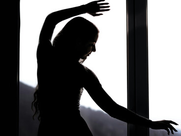 Danser pour ne pas disparaître. Mouvement fragile contre l’ordre figé, une révolte discrète qui cherche la lumière