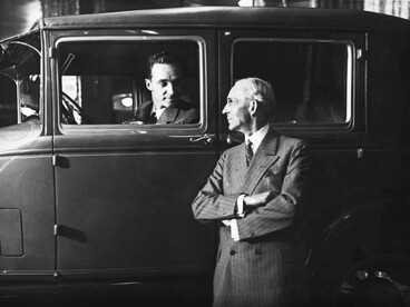 Edsel Ford y Henry Ford presentan el nuevo Ford Modelo A en la Exposición Industrial Ford en la ciudad de Nueva York, enero de 1928
