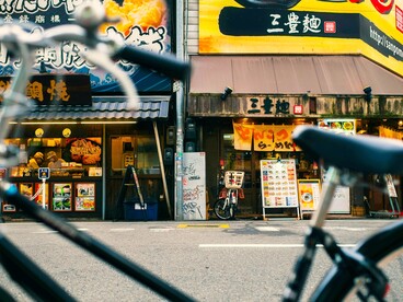 In politica estera Takaichi promuove una linea assertiva con Cina e Corea del Sud e un’intesa strategica più stretta con Taiwan e Stati Uniti