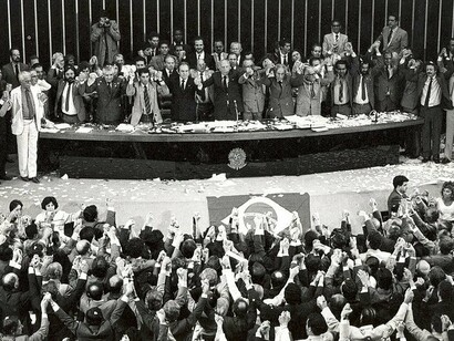 Encerramento das votações da nova Carta Constitucional do Brasil, 1988. A democracia brasileira é ainda jovem. Tanto a democracia como a Constituição têm ainda problemas com a sua afirmação