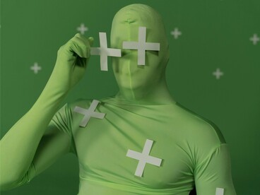 Sendo o cinema uma arte primordialmente visual, a fotografia ou cinematografia evoluiu a passos largos desde a sua invenção. A evolução tecnológica de câmeras, lentes e principalmente películas foi uma verdadeira corrida, o que levou diversos inventores, cientistas e estúdios a desenvolver seus padrões até os dias de hoje