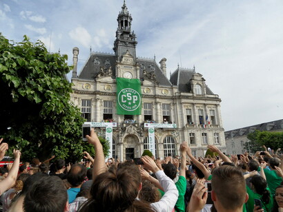 La foule réunie devant l'hôtel de ville de Limoges ou l'équipe du Limoges CSP présente le trophée de champion de France de basket-ball, Limoges, France, 8 juin 2014