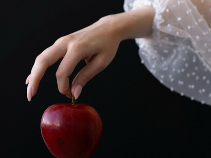 A mania de culpar o que vem de fora pelo que é de dentro chega a ser insuportável, desejou a mulher do vizinho, culpa a roupa que ela usa, o perfume e sei lá mais o que, quando é tesão mesmo e pronto, quem mandou ela ser mais bonita que a sua, ou não ser a que te cobra colocar as coisas no lugar? 

