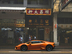 L’argent du crime circule à ciel ouvert, symbole d’une économie parallèle où le pouvoir et la richesse s’affranchissent de la loi