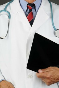 Un doctor con una carpeta en su mano