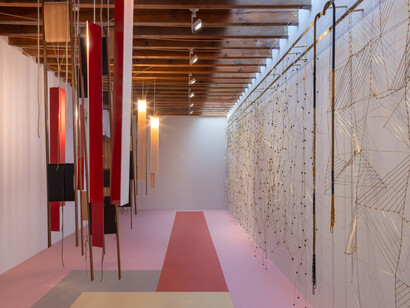 Leonor Antunes, Superficie, borde y vacíos (expandidos), vista de exhibición. Cortesía de kurimanzutto