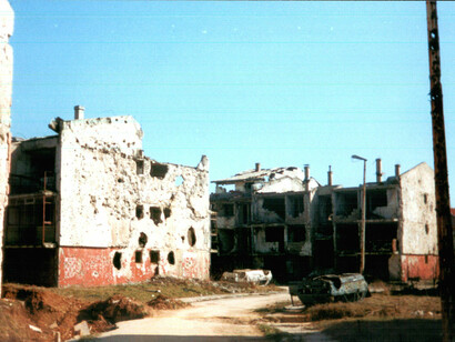 Ese Nuevo Orden Global (NOG) que, al amparo de la sombra y del silencio, se despliega ante nosotros con el propósito de convertir en habitual cuanto habían imaginado pesadillas como las desarrolladas por George Orwell o Aldous Huxley en sus respectivas, y bien documentadas, obras de ficción Asedio al centro de la ciudad, 1992-1995, Sarajevo, Bosnia-Herzegovina