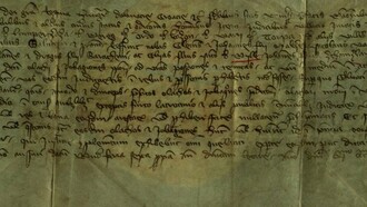 Página do Manuscrito de Voynich. O manuscrito foi descoberto em 1912 por Wilfrid Voynich, um livreiro e antiquário polonês naturalizado britânico, durante uma visita à Villa Mondragone, um colégio jesuíta em Frascati, próximo a Roma, na Itália. Os jesuítas, enfrentando dificuldades financeiras, decidiram vender discretamente parte de sua coleção de livros antigos. Foi nesse contexto que Voynich adquiriu o volume que mais tarde levaria seu nome