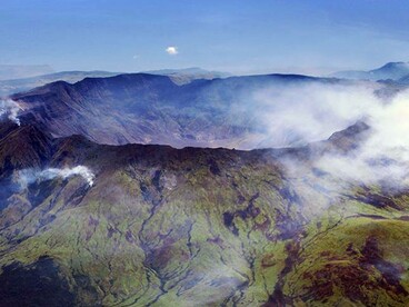 Vista aerea della caldera del Monte Tambora sull'isola di Sumbawa, Indonesia