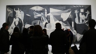 Visitatori del Museo Nacional Centro de Arte Reina Sofía osservano la "Guernica" di Picasso, Madrid, Spagna. 
È una continua Guernica, la forza. Stare in questa guerra mentre provi a dipingere armonia