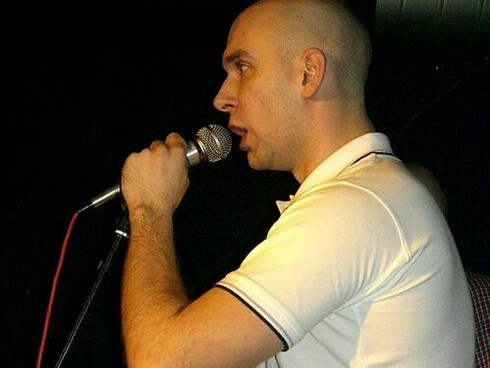 Grupo musical skinhead Operace Artaban pelo concerto em České Budějovice, República Tcheca, 2008. Os regimes Totalitários, mas mais conhecidos como regimes Fascistas defendem o nacionalismo exacerbado, onde por exemplo, os interesses do cidadão passam a ser desvirtuados em relação aos interesses da Nação; são regimes antidemocráticos, pois não vêm nada de bom numa sociedade Democrática, onde o cidadão pode expressar-se e pensar de forma livre – vedando-lhe assim as suas liberdades individuais