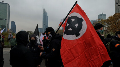 Nacionalistas brancos (ativistas políticos) protestando em Varsóvia, Polônia, em fevereiro de 2024. Entre a multidão, há homens, incluindo alguns skinheads, vestidos com trajes pretos, como moletons e bonés, com os rostos parcialmente cobertos por lenços e bandanas. Afinal o que defendem estas ideologias conservadoras que consideram a repressão e o autoritarismo como a única forma de governação aceitável? 