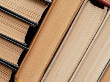 L’enorme potenza della combinatoria mostra come la probabilità di trovare un testo davvero significativo sia infinitesimale rispetto al totale delle sequenze possibili