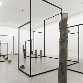 Alicja Kwade, Dusty die, vue de l'exposition. Avec l'aimable autorisation du M-Museum de Louvain