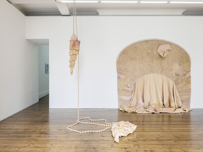 Kaari Upson, House to body shift, exhibition view. Courtesy of Sprüth Magers
