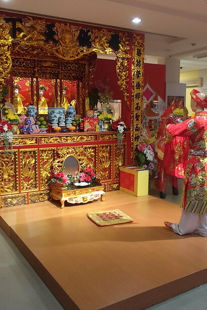 Offerings of fruit, flowers, and silk accompany the medium’s invocation of the divine © Photo by Daniel Gauss