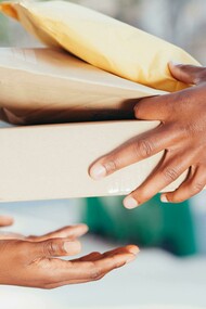 Entrega. Era um rapaz de uns 25 anos, trajando calça preta, camisa azul de mangas compridas e sapatos brilhando tanto quanto o seu sorriso. É claro que não se pode julgar um homem pelo calçado, mas confesso que admiro aqueles que os mantêm sempre limpos e em bom estado