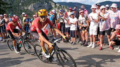 Deux cyclistes en pleine course lors de la 20e étape du Tour de France 2024