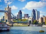 Londres. El contraste entre el Puente de la Torre y los modernos rascacielos de la City