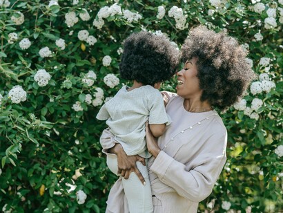 Mulher com sua filha. Dito de outro modo, ao escutarmos “Famba kwatsi”, de NC, estamos a escutar “Maxaka”, de Mavundja; entretanto, enquanto em “Famba kwatsi” o artista dá voz a um sujeito poético [progenitor(a) da recém-casada] para a aconselhar (kulaya), em “Maxaka”, dá-se voz a um sujeito poético (esposo), a fim de  aconselhar a sua própria esposa