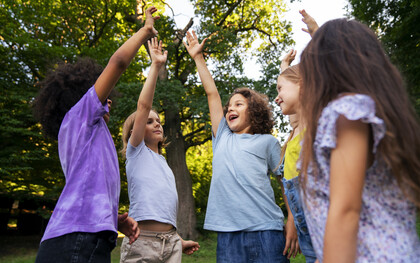 O nome "Tazo" derivava do jogo tradicional onde as crianças chutavam tampinhas com o calcanhar do sapato. A primeira coleção, lançada em 1994, foi dos Tiny Toons, escolhidos por seu apelo universal entre meninos e meninas. A Elma Chips, fundada em 1974 pela união da American Potato Chips e da Elma Produtos Alimentícios, já tinha experiência com promocionais colecionáveis. Antes dos Tazos, a empresa havia lançado diversas coleções, incluindo dicas de verão da Turma da Mônica em 1980, a coleção do Garfield em 1985, o Clube dos Thundercats e Snoopy na Copa em 1986, os Chipssauros em 1991 e os Gangssauros, discos holográficos, em 1993