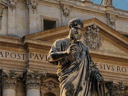 Tornando a casa do Pai um lugar vastamente inóspito. Insólito. Banal. Impróprio. Alheio ao bem-comum. Lejos de Dios. Sem salvação. Lejos del mundo. Sem portas ao refúgio. Justamente agora. Quando o refúgio, como raras vezes, reabilitara-se como imperativo, necessidade, agasalho e corta-luz para os fiéis. Vez que tudo, além-Cúria, pelas ruas, praças, vilarejos, países e continentes, mundo afora, mundo inteiro, parecia desabado, desabando, em queda livre