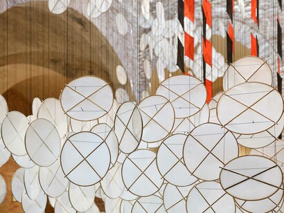 Jacob Hashimoto, Path to the sky, exhibition view. Courtesy of Studio La Città