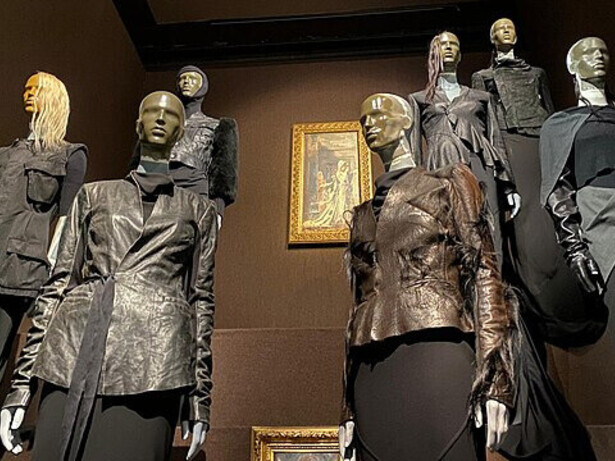 Photographie d'une partie de l'exposition "Rick Owens, Temple of Love", dans la partie "Hollywood and Inspirations",Palais Galiera, Paris, France, 2025