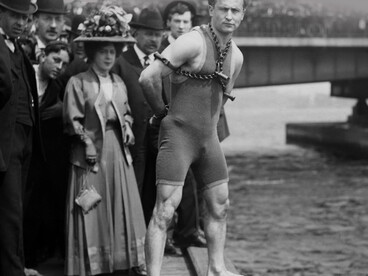 Houdini Jumps from Harvard Bridge, Boston, Massachusetts. Photograph by John H. Thurston (John Henry Thurston, 1852–?), stereopticons. Glass lantern slide, 82 × 102 mm. Image extracted from original file Houdini jumps from Harvard Bridge, Boston, Massachusetts