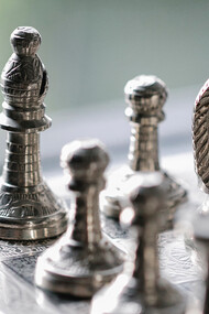 Tabuleiro de xadrez com peças de prata