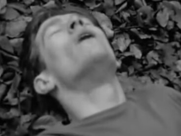 El protagonista corre por los contornos de la campiña inglesa aledaños al centro en el que está internado. Ese centro, dispuesto por el Estado para corregir la conducta de este joven «descarriado» procedente del distrito obrero de Nottingham, no es precisamente un lugar de ensueño. Tom Courtenay.1962, corriendo en la película "La soledad del corredor de fondo", Surrey, Inglaterra