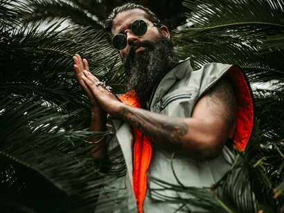 Homem com barba longa. Na Grécia Antiga, a barba era vista como um traço distintivo da identidade masculina helenística, especialmente entre filósofos. O cultivo da barba entre os socráticos, por exemplo, representava expressão visual da sophrosyne (moderação) e do comprometimento com a vida contemplativa