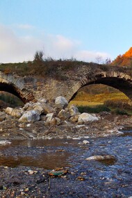 Il Ponte delle Chianche, situato al confine del territorio beneventano lungo l’antica via Traiana, è un ponte romano a schiena d’asino con cinque arcate, oggi parzialmente crollato e in parte nascosto dalla vegetazione, Benevento, Italia 