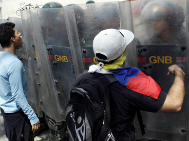 Venezolanos enfrentan a Guardia Nacional en una jornada de protestas contra el presidente Nicolás Maduro en San Cristóbal, Venezuela, octubre de 2016