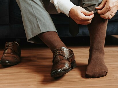Do plástico tapetinho do box para o tecido que rapidamente tem de fazer sua função, nem percebem e já estão os dois ensacados dentro do calçado. Calor, suor, aperto. Ainda em casa, vão à cozinha, café e pão correm para dentro do organismo assim como inicia todos os dias a correria normalizada


