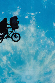 Una de las memorables escenas de   «E.T., el extraterrestre» (1982), Steven Spielberg