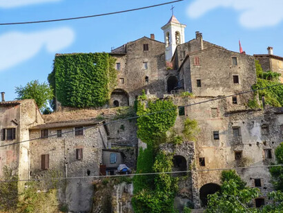 La arquitectura no domina el paisaje: lo prolonga. Sabina, Italia