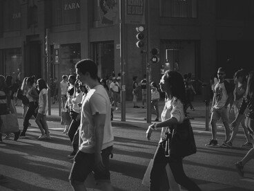 Como que em defesa das nuances retro destacadas, o sujeito poético, na estrofe seguinte, metaforicamente, traz, por um lado, a figura dos governantes (representada por um adulto, alguém de idade superior) e, por outro, a do povo (representada por uma criança), cujo pão lhe é roubado e comido pelo seu superior (adulto)




