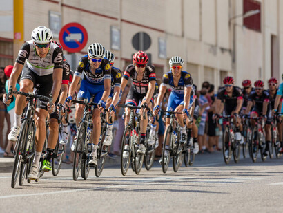Le peloton s’étire sous le ciel printanier, chaque coureur poussant ses limites dès les premiers kilomètres