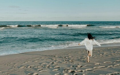La sérénité de la mer et la liberté de pensée combinées à la brise fraîche dans les cheveux et à la joie de courir pieds nus
