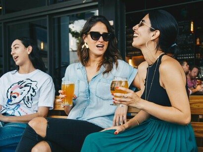 Amigas conversando. Contato de pele e de língua é contato de alma, de delícias e gostosuras que se transformam ativamente em manifestação, cultural ou erótica, como preferir


