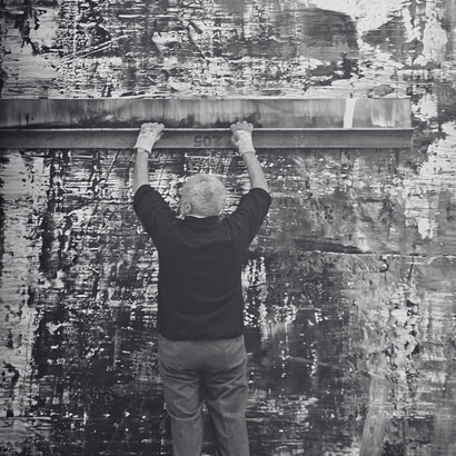 Gerhard Richter utilise le racloir pour laisser le hasard et le geste altérer l’image, faisant émerger une abstraction née de la matière elle-même