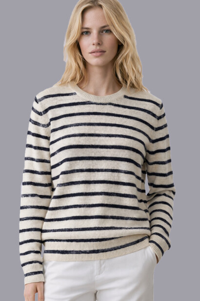 La modella indossa un capo dalla Rithym capsule Italian Riviera crew di Canessa