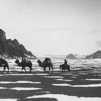 Désert du Tsaïdam, 3000 m. Fin mai, mont Kitin Kara, dans la chaîne des Kuen Lun, 1935, Qinghai, République de Chine © Succession Ella Maillart et Photo Elysée, Lausanne