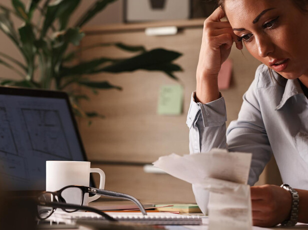 Comprendre ses documents administratifs ne devrait jamais relever du privilège, surtout lorsque des erreurs ou des termes techniques viennent alourdir ce qui devrait être transparent